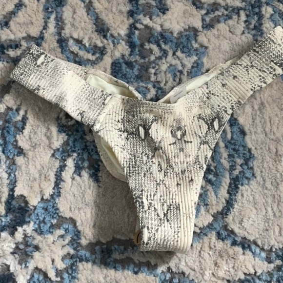 Bikini! - Picture 3 of 8